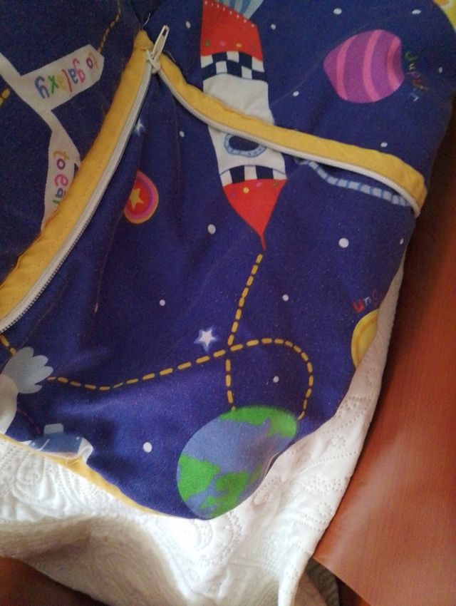 Edredón infantil planetas, ajustable y reversible.