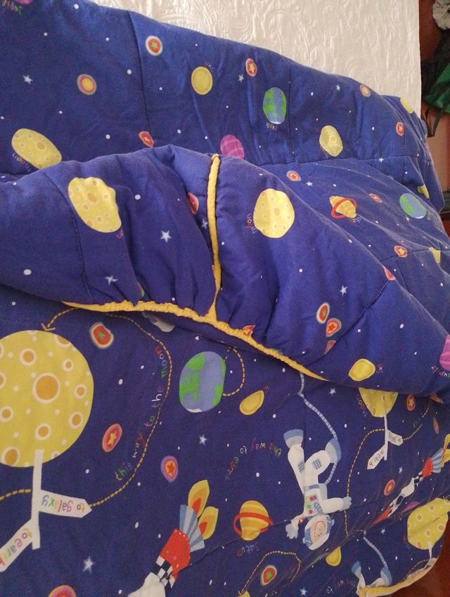 Edredón infantil planetas, ajustable y reversible.