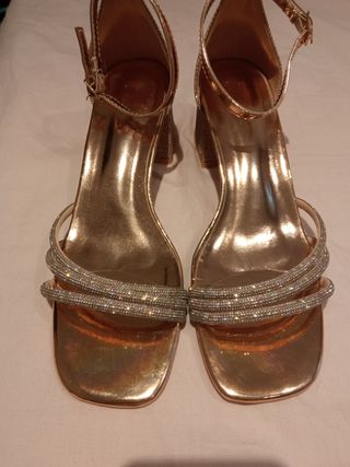 Sandalias tacón dorado brillantes