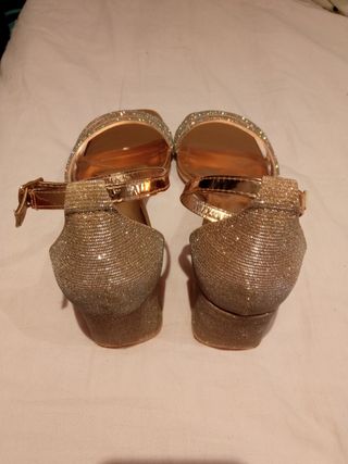 Sandalias tacón dorado brillantes