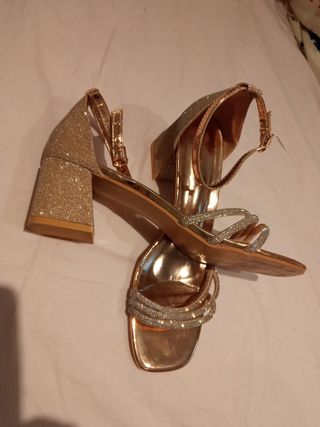 Sandalias tacón dorado brillantes