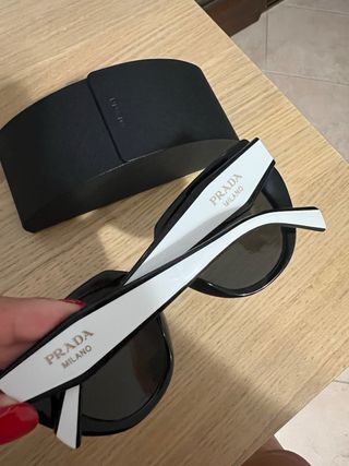 Occhiali Prada neri e bianchi
