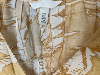Vestido H&M estampado beige/amarillo/blanco.
