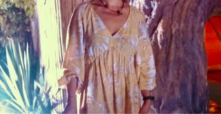 Vestido H&M estampado beige/amarillo/blanco.

