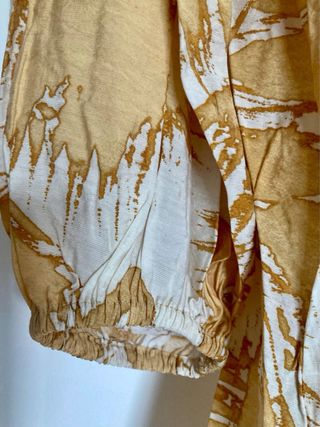 Vestido H&M estampado beige/amarillo/blanco.

