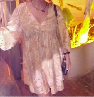 Vestido H&M estampado beige/amarillo/blanco.
