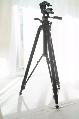 Trípode Profesional Manfrotto 075B con rótula 136