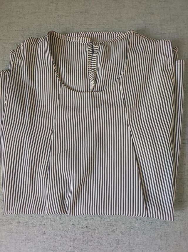 Top estivo a righe bianco e nero.