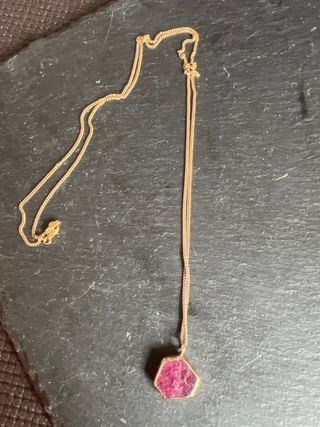 Colgante Rubí dorado
Bañado en oro de 24k