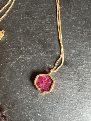 Colgante Rubí dorado
Bañado en oro de 24k