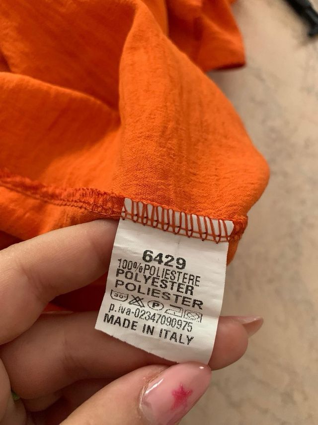 Tuta arancione con scollo V, spalle a volant Zuiki