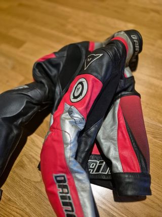 Dos chaquetas de moto (cuero y cordura)