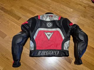 Dos chaquetas de moto (cuero y cordura)