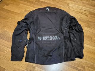 Dos chaquetas de moto (cuero y cordura)