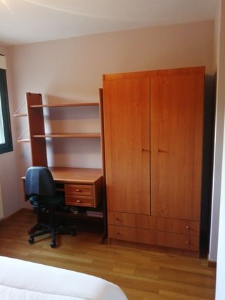Mesa escritorio y estantería madera