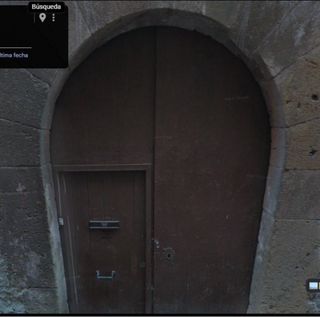 Puerta antigua de madera maciza