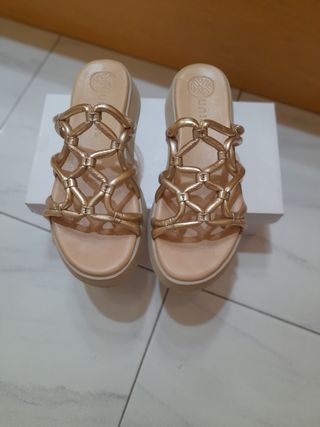 Sandalias Unisa doradas