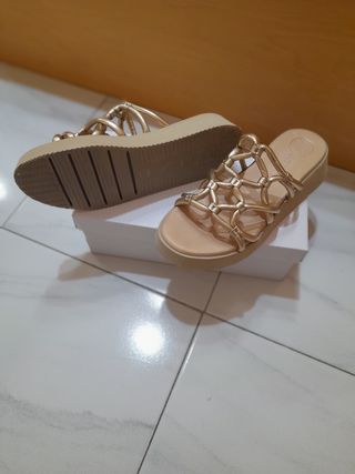 Sandalias Unisa doradas