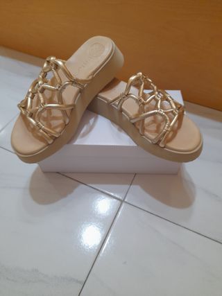 Sandalias Unisa doradas