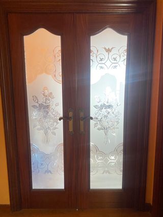 Puertas de madera maciza con vidrieras 