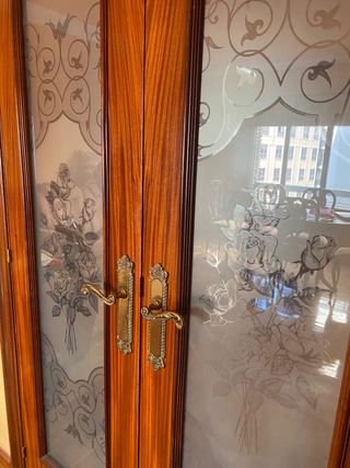 Puertas de madera maciza con vidrieras 