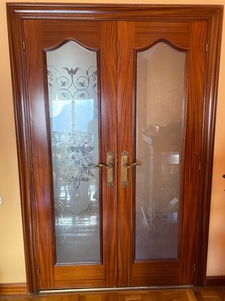 Puertas de madera maciza con vidrieras 