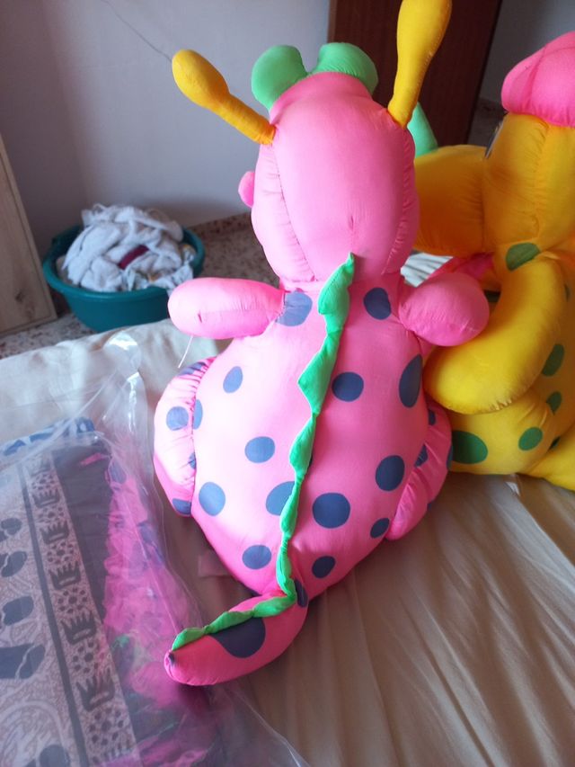 2 Peluches dinosaurios