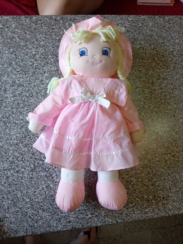 Bambola di stoffa rosa