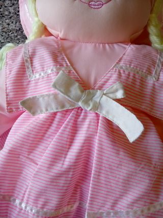 Bambola di stoffa rosa