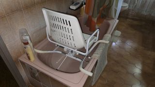 Silla giratoria baño blanca