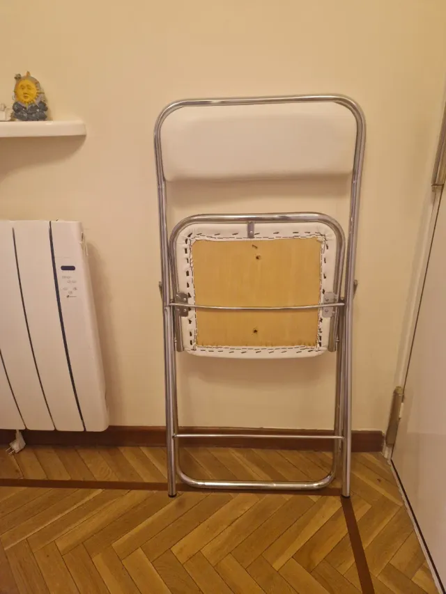 Silla plegable cromada y polipiel en blanco