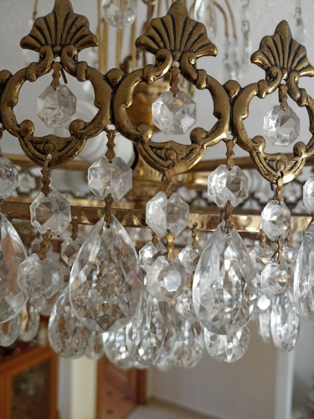 Lampadario vintage dorato con cristalli