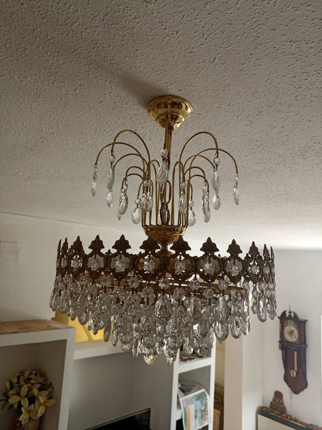 Lampadario vintage dorato con cristalli