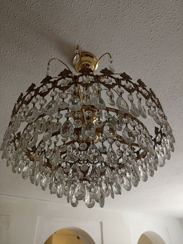 Lampadario vintage dorato con cristalli