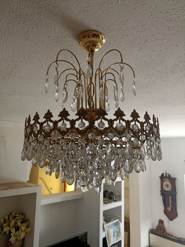 Lampadario vintage dorato con cristalli
