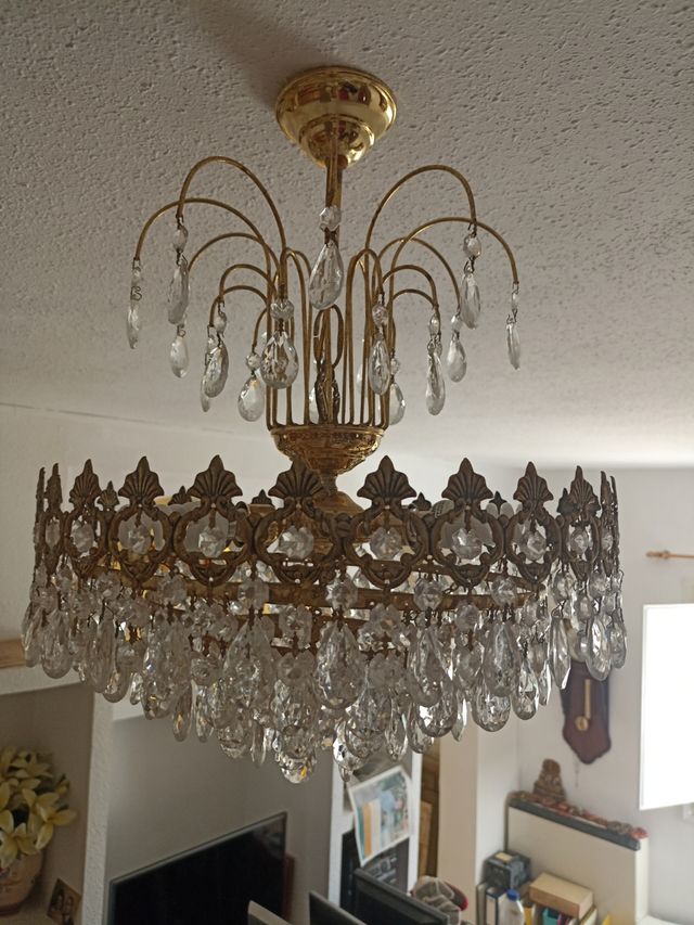 Lampadario vintage dorato con cristalli
