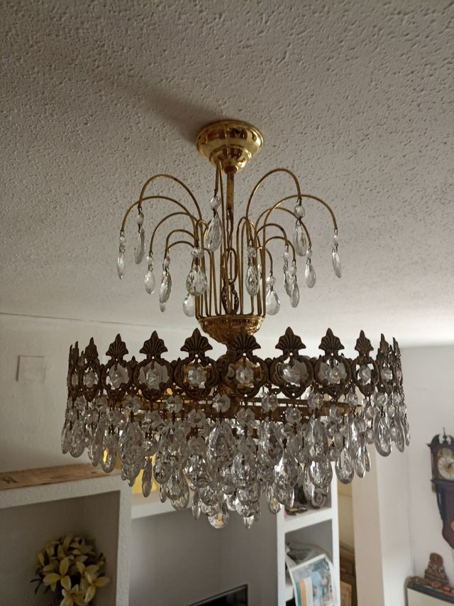 Lampadario vintage dorato con cristalli