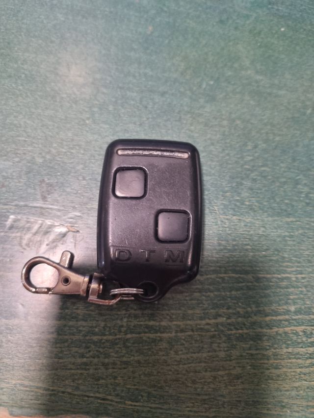 Telecomando per porta da garage. Funziona bene