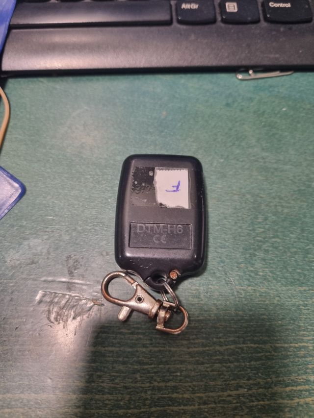 Telecomando per porta da garage. Funziona bene