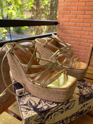 Cuñas doradas Alta Moda