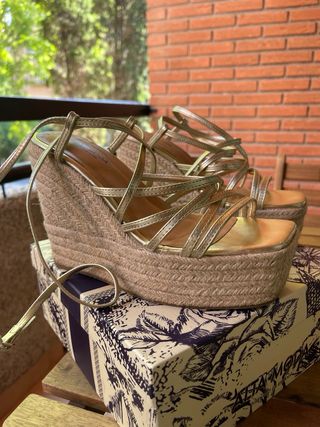 Cuñas doradas Alta Moda