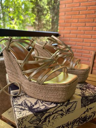 Cuñas doradas Alta Moda