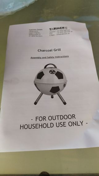 Barbacoa charcoal grill portátil fútbol. 