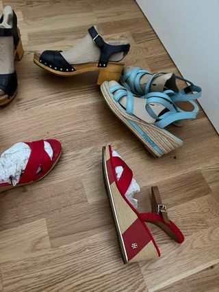 Sandalias Tommy Hilfiger rojas y azules