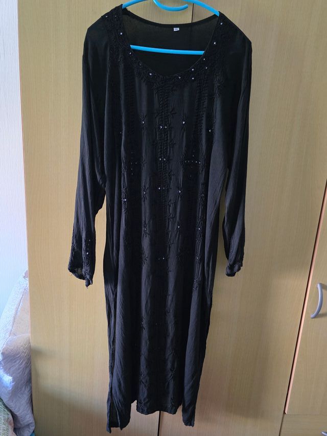 Vestido negro bordado largo