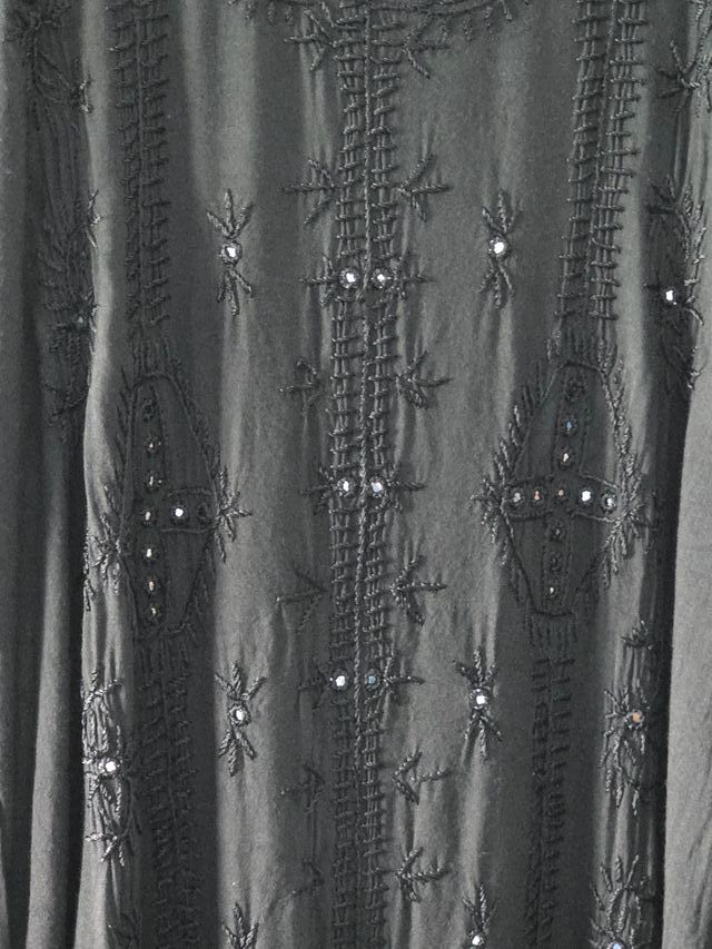 Vestido negro bordado largo