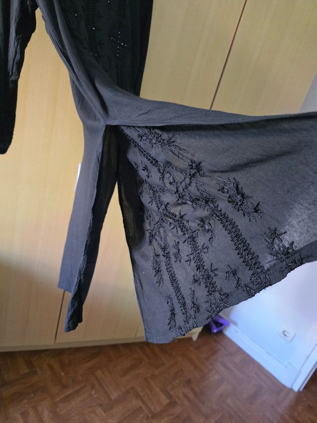 Vestido negro bordado largo