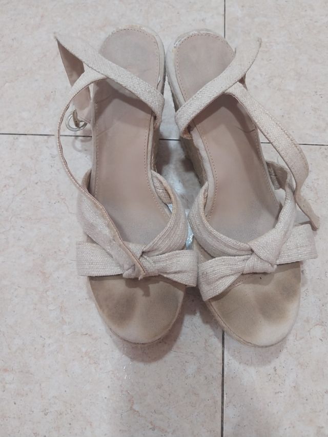 Sandalias cuña beige