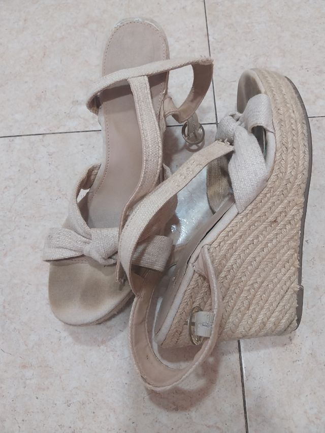 Sandalias cuña beige