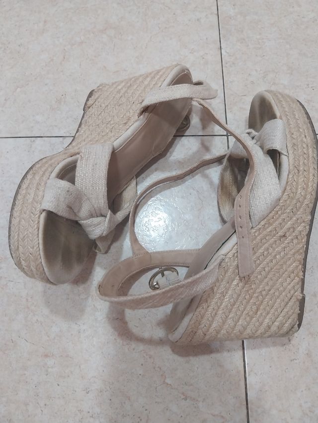 Sandalias cuña beige